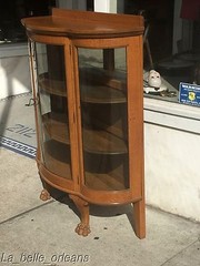 ANTIQUE AMERICAN TIGER OAK BOW FRONT CURIO . CARVED LION LEGS. L@@k!!