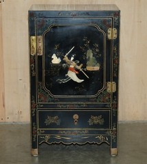 LOVELY VINTAGE CHINESE CHINOISERIE SAMURAI WARRIOR LACQUER SIDE CABINET SOAPSTON