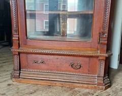 VICTORIAN QUARTERSAWN OAK CORNER CHINA CABINET