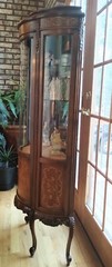 vintage antique curved glass curio cabinet circa 1930s in excellent condition.