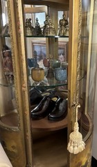 Vintage Louis XV Curio Cabinet – Bowed Glass – Locking Door – Glass Shelves