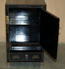 LOVELY VINTAGE CHINESE CHINOISERIE SAMURAI WARRIOR LACQUER SIDE CABINET SOAPSTON