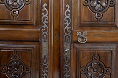 18TH CENTURY FRENCH CARVED WALNUT CUPBOARD
