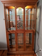 61606 Pulaski Oak Curio China Cabinet w/Plate glass shelves.