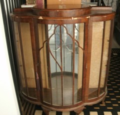 Vintage Curio cabinet in Queen Ann style with 2 glass shelves – Old and used