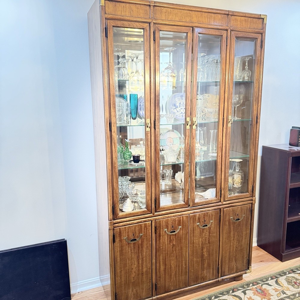 Vintage HENREDON Fine Furniture China Cabinet