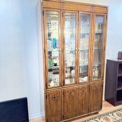 Vintage HENREDON Fine Furniture China Cabinet
