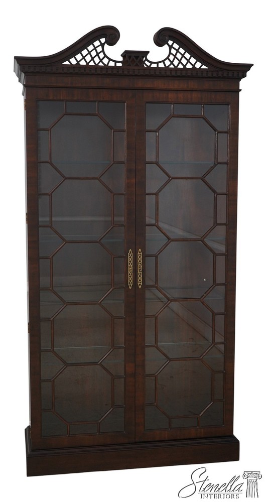 70506: HENREDON Chippendale Mahogany 2 Door Curio Display Cabinet