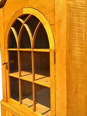 FEDERAL STYLE TIGER MAPLE TWO PIECE CORNER CABINET WITH ARCHED DOOR & BOLD GRAIN