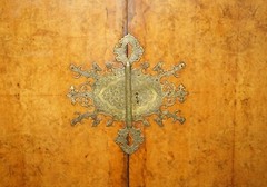ANTIQUE BURR WALNUT LION HAIRY PAW FEET DRINKS CABINET WILLIAM & MARY STYLE