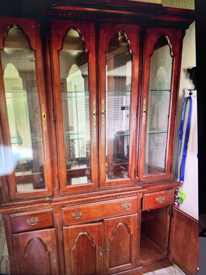 Broyhill Heirloom Queen Ann Style Hutch Wood Buffet Storage Cabinet Brass Handle