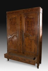 Provenzal style cupboard or wardrobe. Walnut wood and root,18thc. Lacks moulding