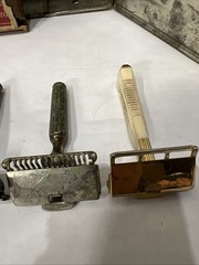 Antique SAFETEE Shaving Cabinet Wall Mount Style With 5 Vintage Assorted Razors