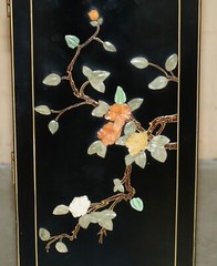 LOVELY VINTAGE CHINESE CHINOISERIE SAMURAI WARRIOR LACQUER SIDE CABINET SOAPSTON