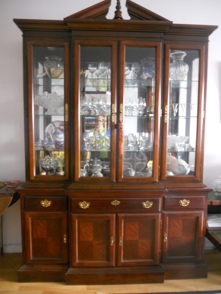 Mahogany Cabinet Queen Anne style Broyhill brand glass doors drawers Dimo lights