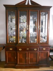 Mahogany Cabinet Queen Anne style Broyhill brand glass doors drawers Dimo lights