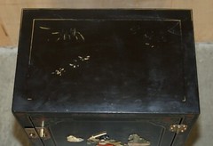 LOVELY VINTAGE CHINESE CHINOISERIE SAMURAI WARRIOR LACQUER SIDE CABINET SOAPSTON
