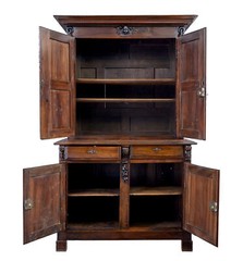 18TH CENTURY FRENCH CARVED WALNUT CUPBOARD