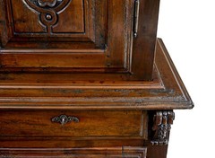 18TH CENTURY FRENCH CARVED WALNUT CUPBOARD
