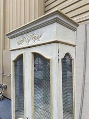 65352 Decorator Curio Cabinet HEKMAN French Regency ???