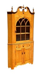 FEDERAL STYLE TIGER MAPLE TWO PIECE CORNER CABINET WITH ARCHED DOOR & BOLD GRAIN