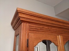 61606 Pulaski Oak Curio China Cabinet w/Plate glass shelves.