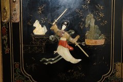 LOVELY VINTAGE CHINESE CHINOISERIE SAMURAI WARRIOR LACQUER SIDE CABINET SOAPSTON