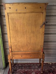 Vintage Weiman Italian Hollywood Regency Style Gilded Display Cabinet. Gold leaf