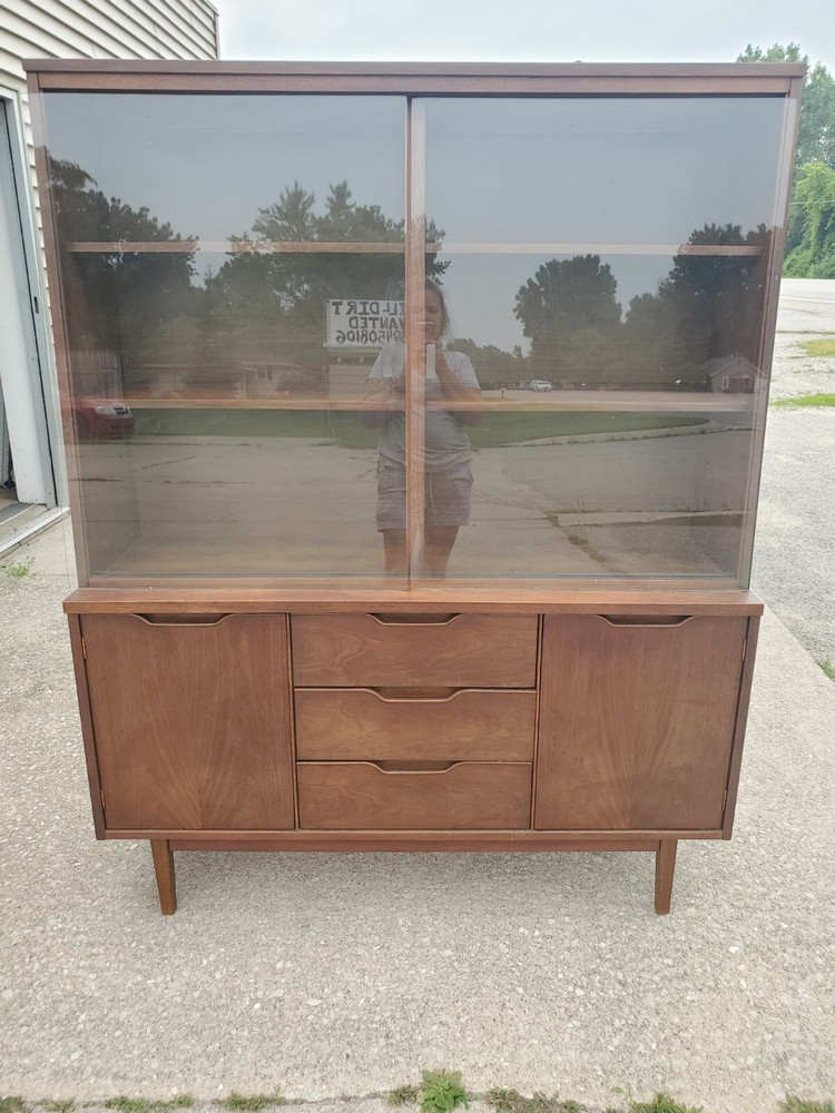 Vintage Mid Century Hutch Stanley Display Cabinet Buffet 54″ X 17.5″x 68.5″