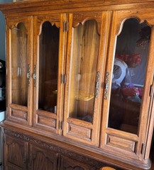 Thomasville Solid Wood China Cabinet / Display Hutch – Vintage Traditional Style