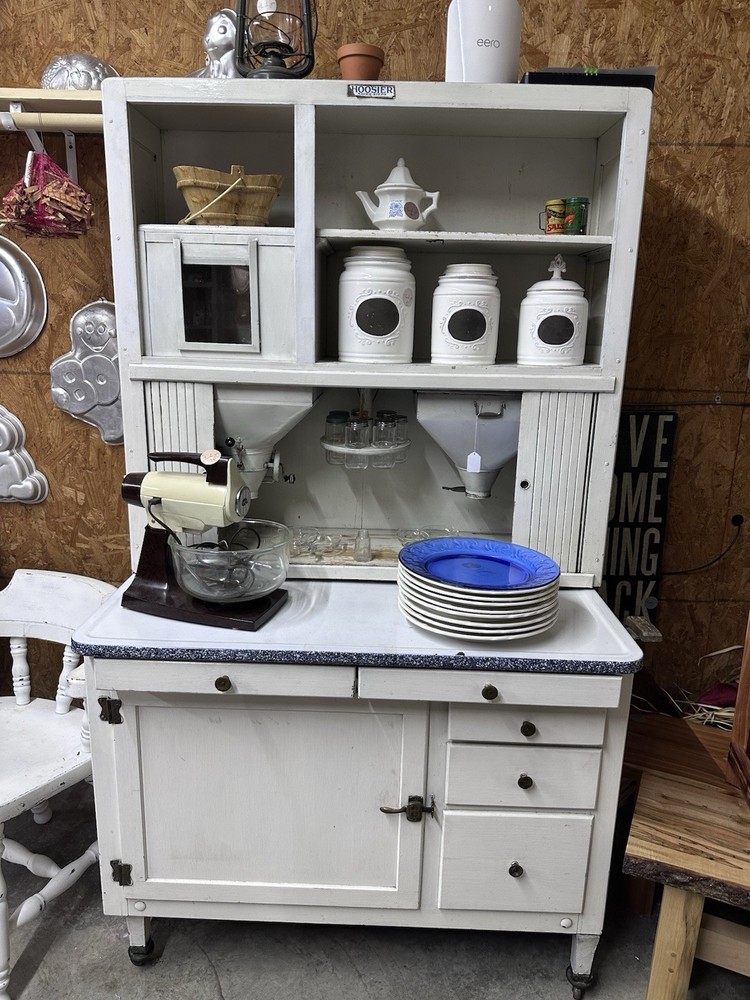 Hoosier cabinet, Complete. In Excellent Condition. Beautiful