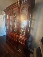 Universal Brand China Cabinet. Mahogany. Great Condition