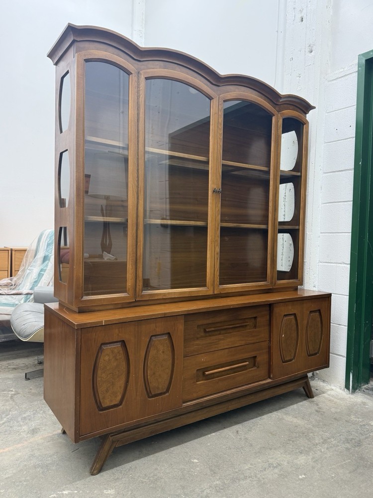 Young Manufacturing Company Mid Century Modern China Cabinet