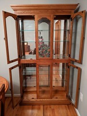 61606 Pulaski Oak Curio China Cabinet w/Plate glass shelves.