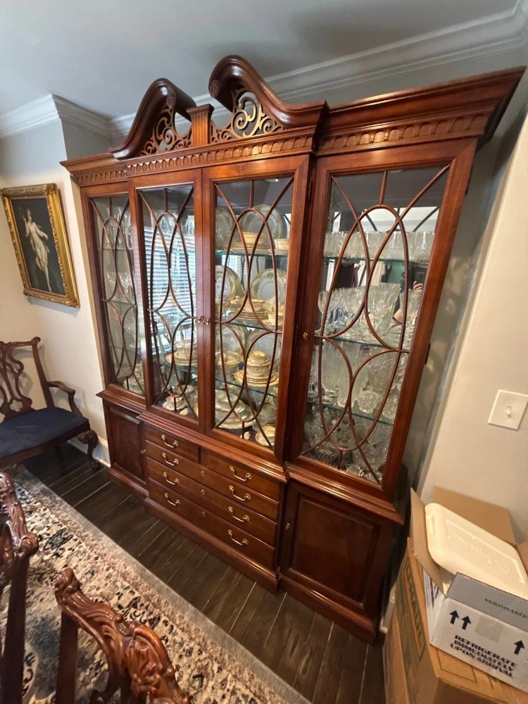 Thomasville Georgian Style Large Mahogany China Display Breakfront