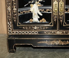 STUNNING VINTAGE CHINESE CHINOISERIE GEISHA GIRLS LACQUER SIDE CABINET SOAPSTONE