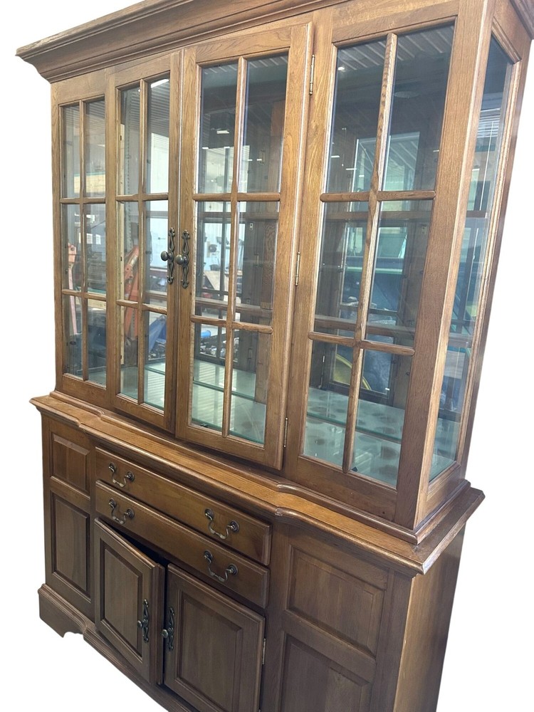 Thomasville Vintage Oak Traditional Style China Cabinet with Hutch – Mirrored Ba
