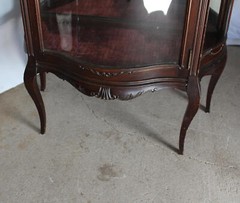 Antique Mahogany Curio Cabinet – Serpentine Glass – Original finish
