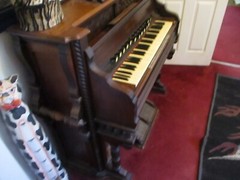 ANTIQUE VICTORIAN WALNUT CLOGH & WARREN PUMP ORGAN. VG TO EXC COND. W/C PICKUP