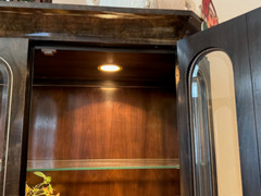 1970s Vintage Mastercraft William Doezema Amboyna Wood & Brass Lighted Vitrine