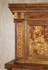 ITALIAN BURR PIPPY OAK PANELLED LARGE GEOMETRIC MARQUETRY HOUSEKEEPERS CUPBOARD