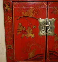 FINE ORIENTAL ANTIQUE CHINESE HAND PAINTED LACQUERED LARGE SIDE TABLE CUPBOARD