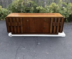 LANE AMERICAN MODERN WALNUT CREDENZA CHINA CABINET. SCULPTURAL BLOCK FACADE.