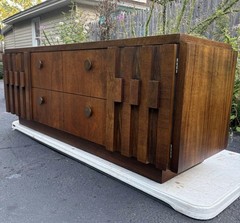 LANE AMERICAN MODERN WALNUT CREDENZA CHINA CABINET. SCULPTURAL BLOCK FACADE.