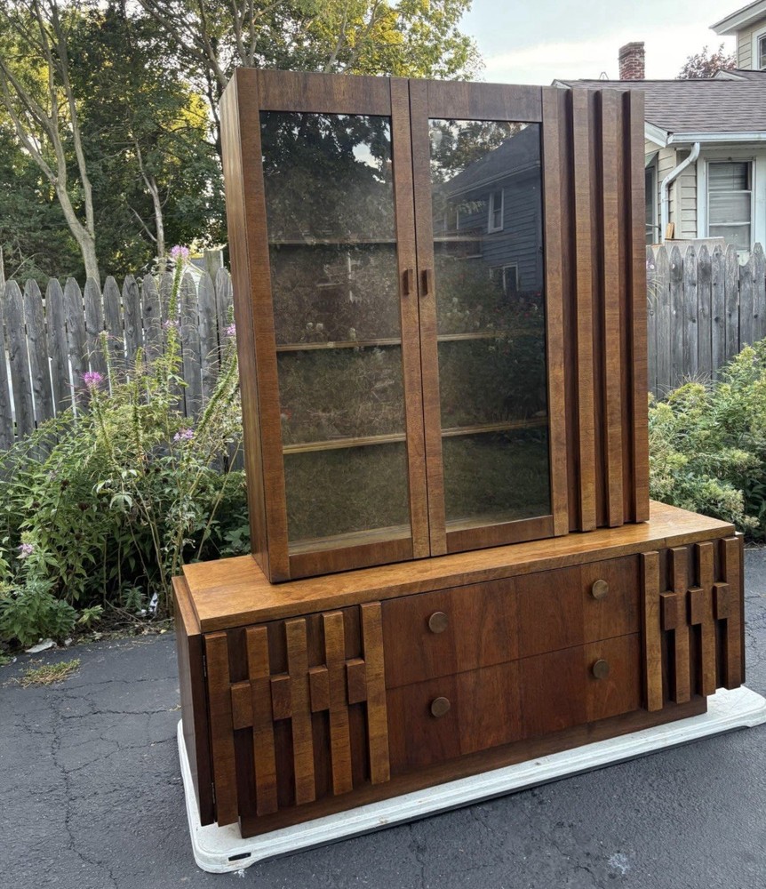 LANE AMERICAN MODERN WALNUT CREDENZA CHINA CABINET. SCULPTURAL BLOCK FACADE.