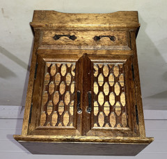 Vintage wooden Musical jewelry box.Royal Sealy.9X8 X5” Mid 20th century.