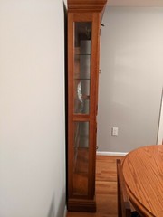 61606 Pulaski Oak Curio China Cabinet w/Plate glass shelves.