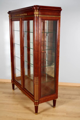 Mercier Frères Paris – Louis XVI mahogany and gilded bronze display case