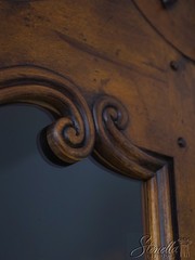 L73127: Country French High Quality China Cabinet