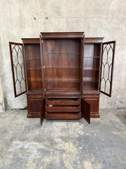 Henredon George III Style Mahogany Breakfront China Cabinet – Glass Doors